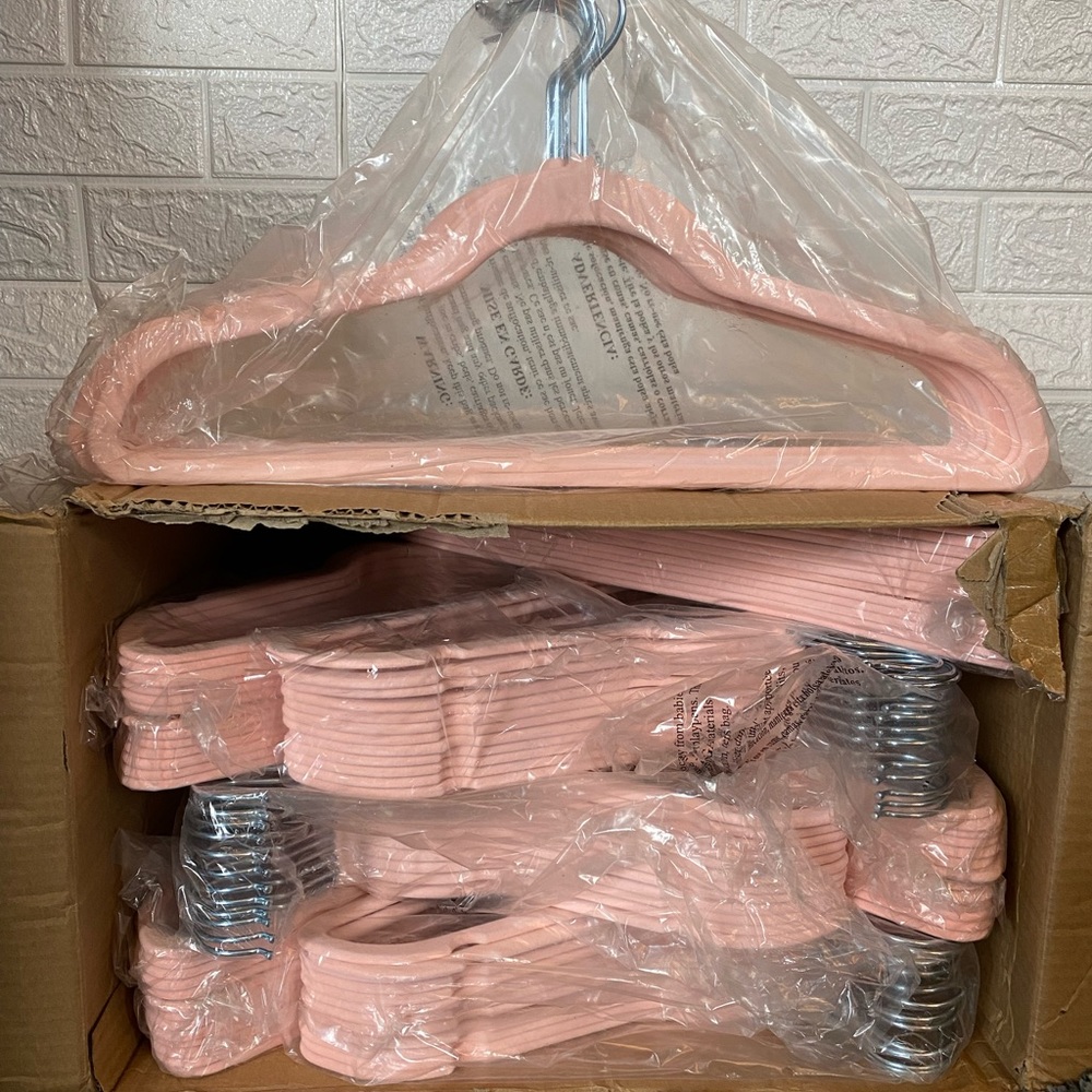 100 light pink velvet hangers